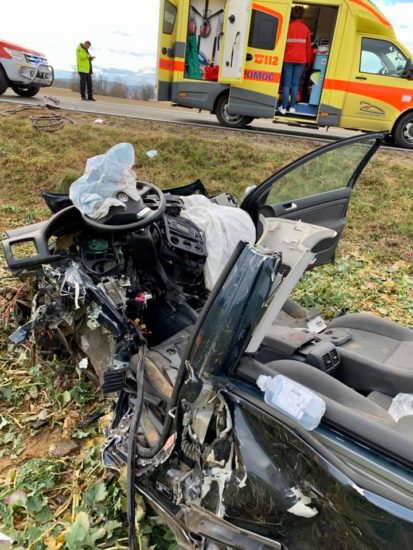 FOTO: Strašni posnetki ostankov avtomobila, katerega voznik je izgubil bitko