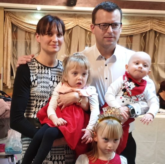 Adam iz izolacije prej, da bo praznoval s Sofijo, pri kateri “bolezen, ki jo spremljajo hude bolečine, žal nezaustavljivo napreduje ??”