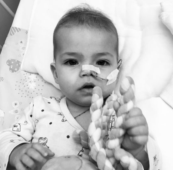 Umrla je dojenčica Gaja, ki je imela tri zastoje srca: Za vedno je zaspala na posteljici v UKC Ljubljana