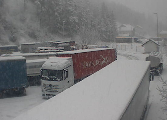 FOTO: To so prizori iz zasnežene Slovenije, promet je močno oviran