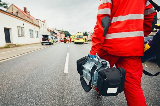 Potegnili so ga izpod osebnega vozila, na kraju prisotna tudi policija