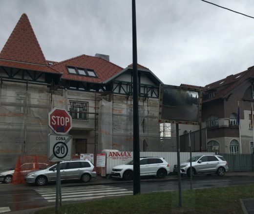 Kako je vila v Rožni dolini, ravno sredi prenove, povezana z milijonskimi posli s slovenskim zdravstvom