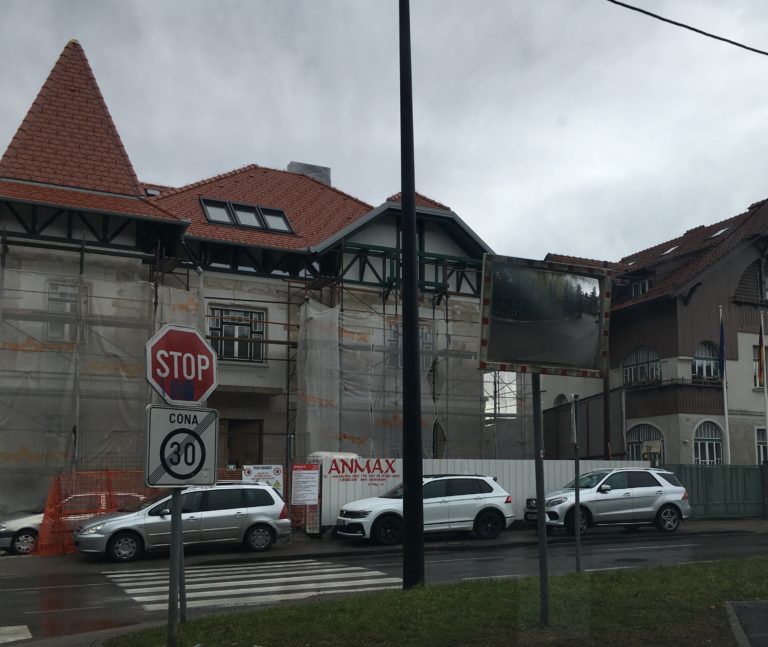 Kako je vila v Rožni dolini, ravno sredi prenove, povezana z milijonskimi posli s slovenskim zdravstvom