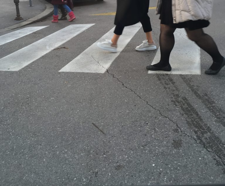 Voznica jo je zadela na prehodu za pešce