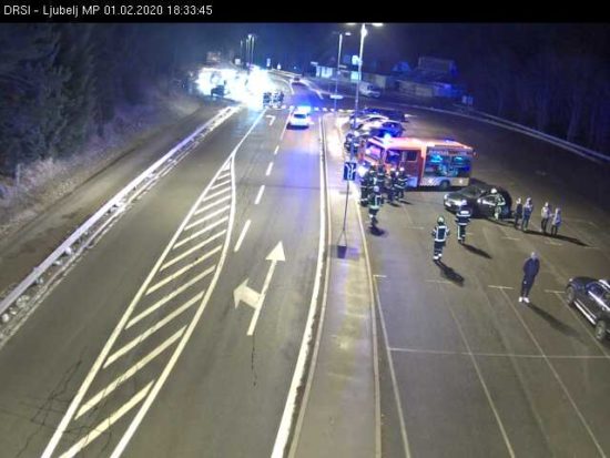 FOTO: Predor zaprli v obe smeri, v njem gori vozilo