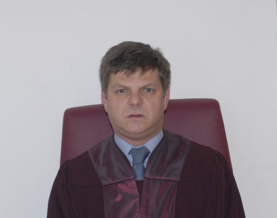 Obsojeni bivši obveščevalec sodnico obtožil, da je kupljena, kam je poniknil predsednik sodišča Marjan Pogačnik?!