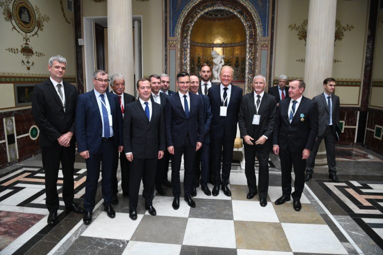 Primer kršitve mednarodnih sankcij: Pahor bi jih upošteval in kaj o varnostnem tveganju za državo pravijo pri Sovi