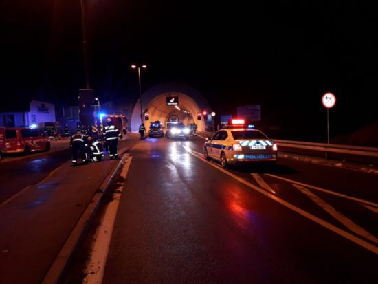 FOTO: To so novi posnetki iz predora, v avtomobilu slovenskih oznak dve osebi, predor ostaja zaprt