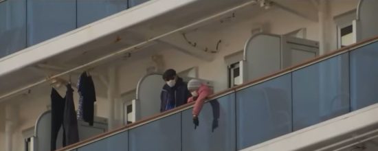 VIDEO: Dramatičen poziv s križarke, na kateri je ujetih šest Slovencev: Evakuirajte nas, preden bo prepozno