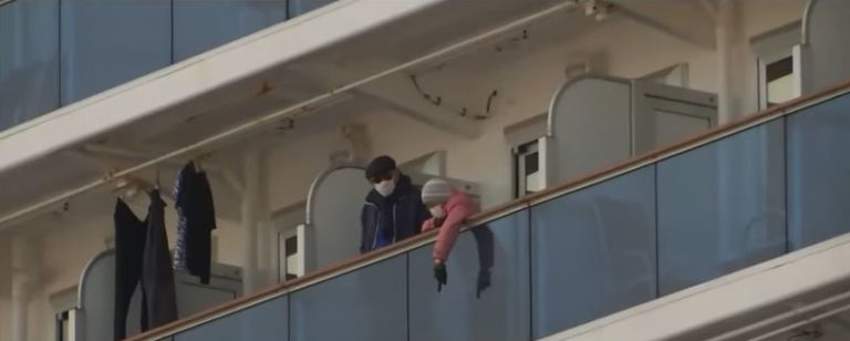 VIDEO: Dramatičen poziv s križarke, na kateri je ujetih šest Slovencev: Evakuirajte nas, preden bo prepozno