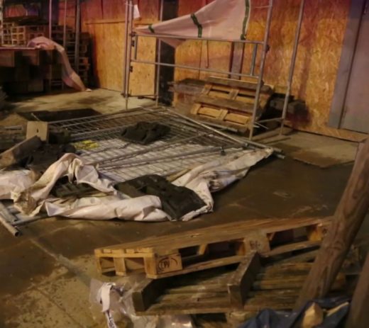 Veter odpihnil streho z izposojevalnice smučarske opreme, umrli mama in hči