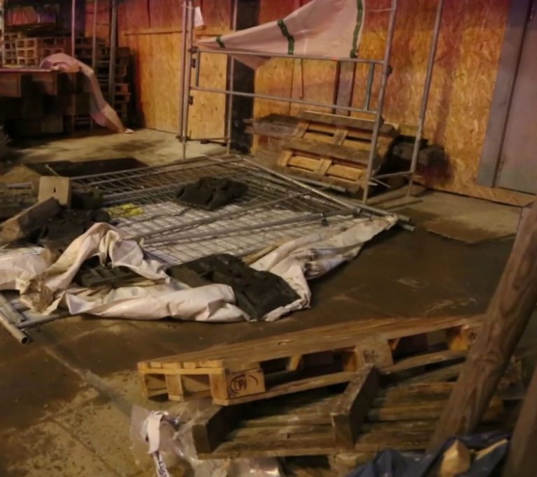 Veter odpihnil streho z izposojevalnice smučarske opreme, umrli mama in hči