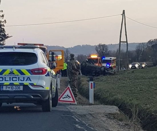FOTO: S ceste na streho, eno osebo odpeljali