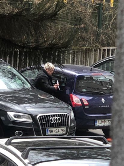 FOTO: Pisal nam je Milan Kučan, ki smo ga s kuverto zasačili pod pisarno Alenke Bratušek