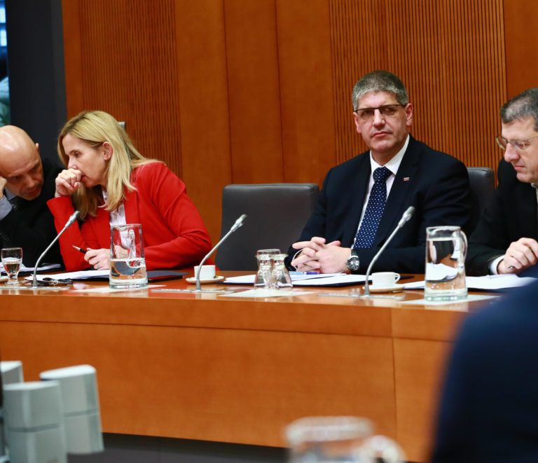 Kaj se dogaja v policiji?! Medtem ko so namesto direktorja NPU šefi sedeli v parlamentu, se je na Facebooku pojavilo tole