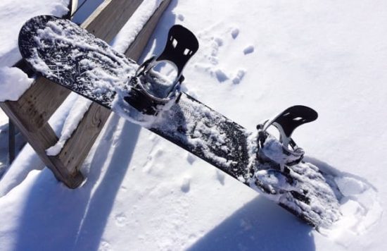 Nezavestnega deskarja so našli pod vrhom smučišča, sedaj je umrl