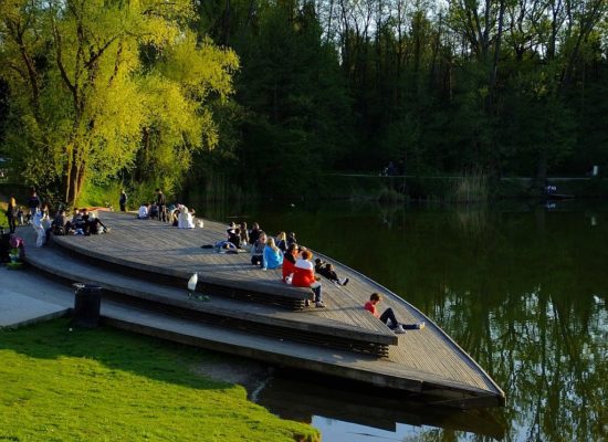 #Koronavirus: Zdravstveni delavec zgrožen: “igrišče polno otrok, sprehajalcev v manjših skupinah mamicah z vozički ki so med seboj klepetale….”