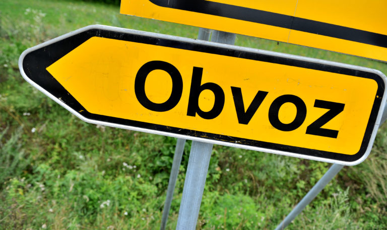 Trčilo troje vozil, v nesreči udeležena tudi noseča ženska