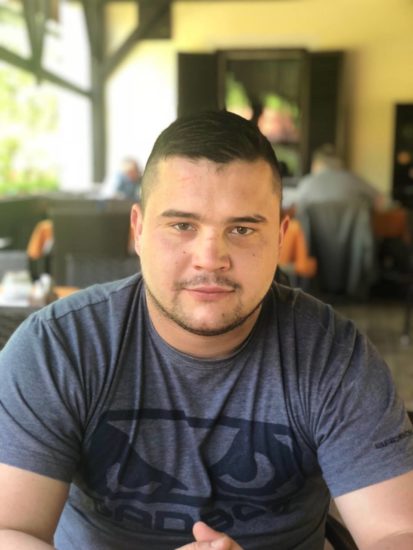 Prijatelj umrlega, ki so ga s prisilnimi sredstvi obvladali policisti: “ti si me naučil kak naj blokiram udarce…najdi mir Alci pogrešal te bom…”