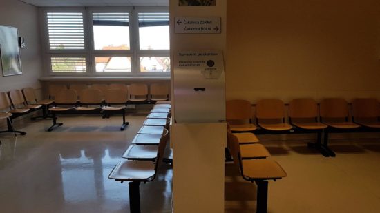 FOTO: To so čakalnice zdravstvenega doma, kjer se je vsaj eno uro zadrževal okuženi s koronavirusom
