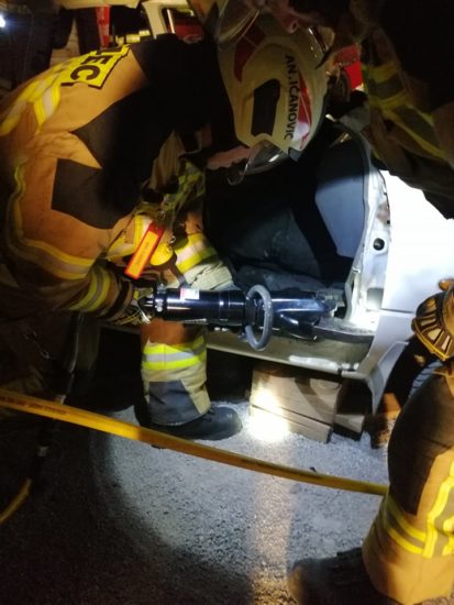Strahota v temi, v razbitinah hudo poškodovana voznica