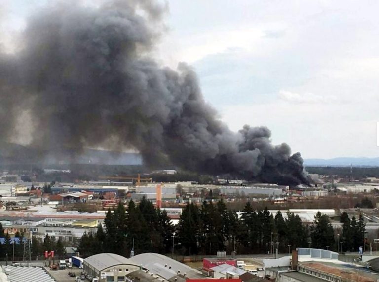 Grozljivi posnetki črnega oblaka nad Mariborom: V bitki več kot 230 gasilcev