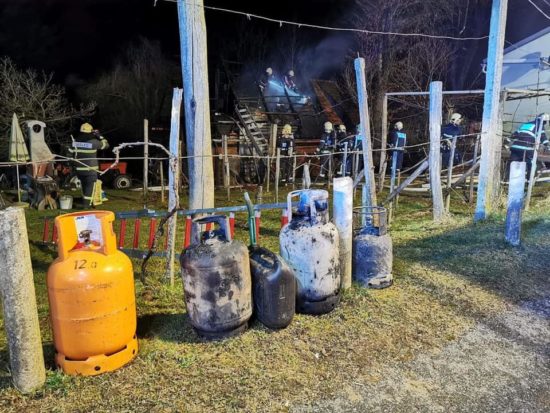 Za gasilci je težka noč, veter rušil drevesa, odkrival strehe in raznašal ogenj: stanovanjsko hišo obvarovali, rešili nekaj živali, osem jih je poginilo