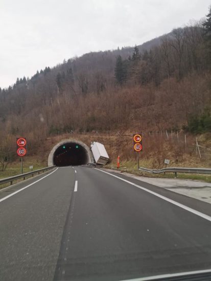FOTO: Štajersko avtocesto zaprlo, tovornjak obstal postavljen navpično