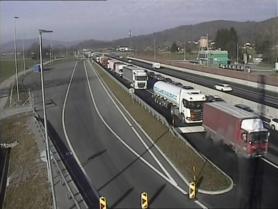 FOTO: To so Darsovi posnetki zastoja na avtocesti: Nesreča ohromila promet