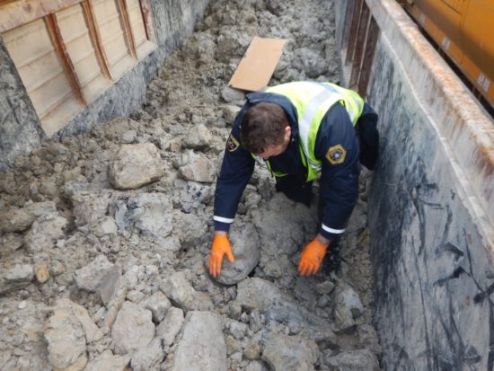 FOTO: Akcije policije, vojske in gasilcev v Dobovi, v vagonih tudi 12 otrok, starih med pet in 14 let ter visoko noseča ženska