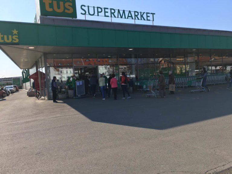 FOTO: Poglejte si te prizore! Znani slovenski trgovec ravno odprl vrata, ljudje pa …