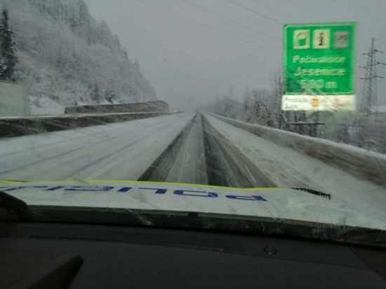 FOTO: To so posnetki s slovenskih avtocest: Darsovce očitno sneg presenetil, policija opozarja na nevarnost