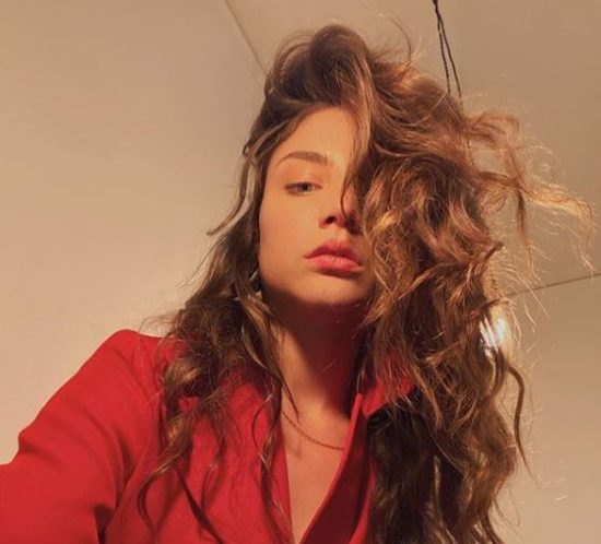 VIDEO: Zvezdnica Usodnega vina prosi za denar: Če ima kdorkoli evro, dolar za eno kavico