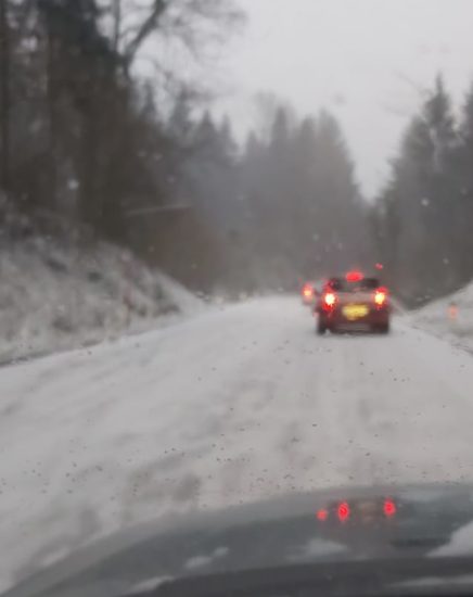 Snežilo bo tudi jutri, pihalo bo, objavili karto, kje ga bo zapadlo največ