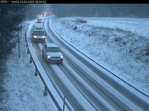 FOTO: Sneženje ponekod blokiralo promet