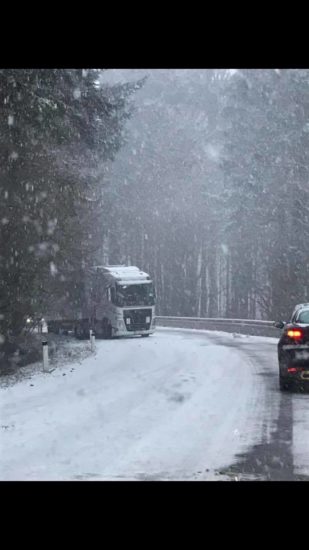Vremenoslovci: Snežna odeja se lahko danes odebeli tudi na 40 centimetrov