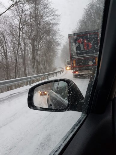 Vozilo odneslo v drugo, z eno osebo hudo, poškodovana še ena in konj