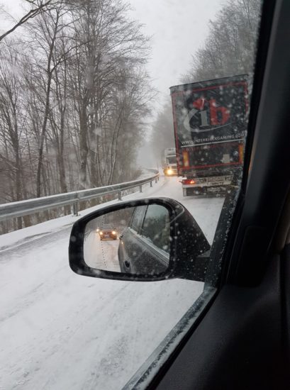 Vozilo odneslo v drugo, z eno osebo hudo, poškodovana še ena in konj