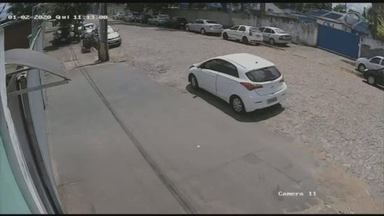 VIDEO: Srce parajoče: psa je vrgla iz avtomobila in se odpeljala, ob tem ga je udarjala …