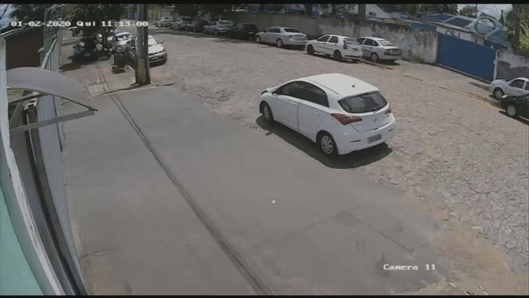 VIDEO: Srce parajoče: psa je vrgla iz avtomobila in se odpeljala, ob tem ga je udarjala …