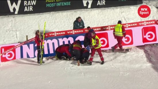 VIDEO: Huda nesreča Križnarjeve v izteku skakalnice, tekmo prekinili