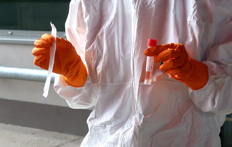 #Koronavirus: Prvi hrvaški epidemiolog opozarja na nevarnost širjenja virusa in opominja na prvo okužbo, vnešeno z nogometne tekme