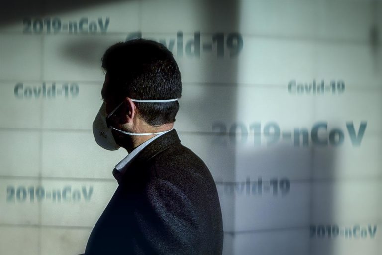 #Koronavirus: Okužba potrjena pri politiku, ki je smučal v tujini, okužba v 43 odstotkih slovenskih občin