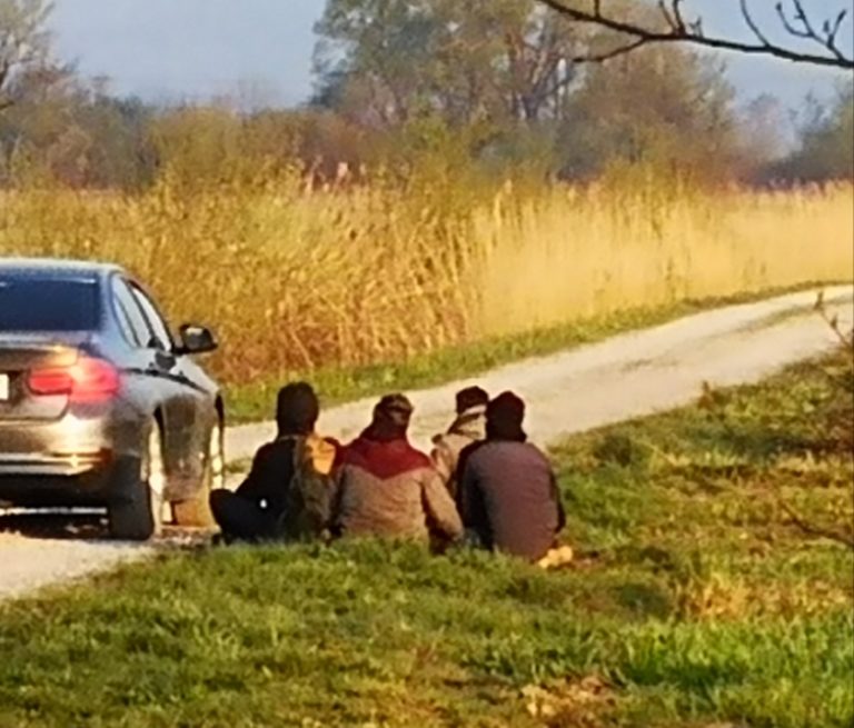 Kmet zjutraj naletel na skupino, prišli tudi policisti: “Vsekakor sem jim verjel, ko so povedali, da jih lovijo že celo noč”