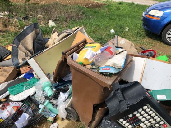 FOTO: Dobili Mariborčana, odvrgel je uporabno hrano prve pomoči