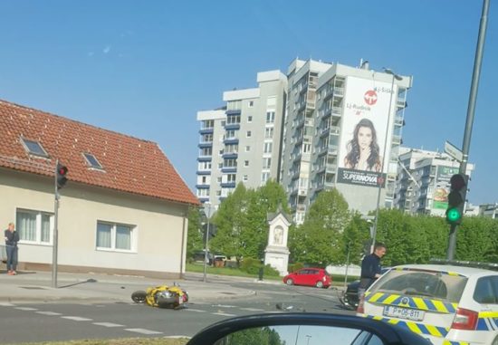 FOTO: Z avtom sredi Ljubljane v motorista, ker ni upošteval rdeče! Na spletu završalo: Začelo se je