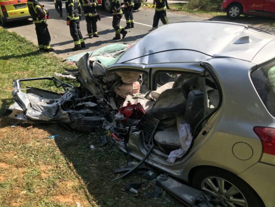 Po nasprotnem smernem vozišču v nesrečo, z eno osebo je hudo