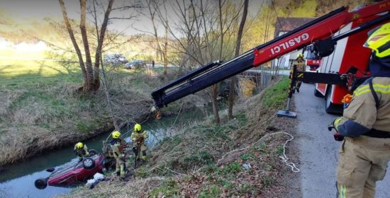 FOTO: Grozljivi prizori pri reki Pesnici, voznika rešili zanesljive smrti