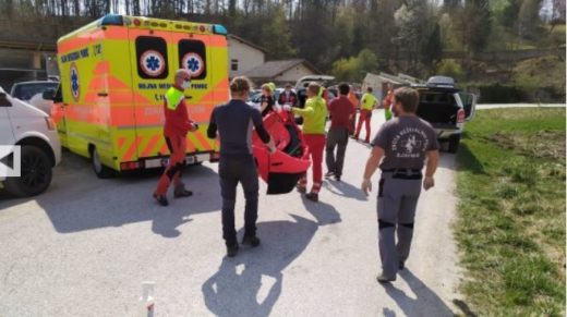 Dve pohodnici odpeljali reševalci