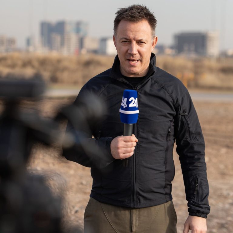 To je Jure Tepina, odgovorni urednik portala, ki slavi falsifikatorja, saj očitno še v Wikipediji ne zna preveriti informacij